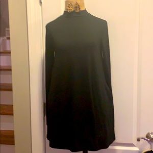 Zenana faux turtleneck S w/pockets. Free earrings